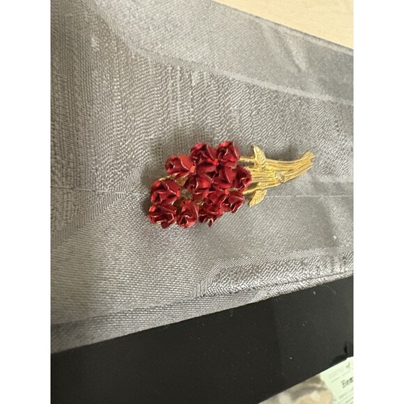 Vintage Gold Toned Signed DM 1997 Red Enamel Roses Bouquet Brooch Pin Floral - Picture 3 of 7